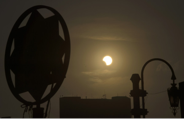 Eclipse solar híbrido maravilla alrededor del mundo