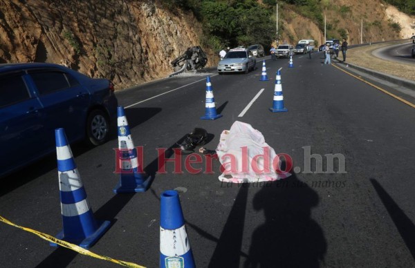 FOTOS: La trágica escena donde murió motociclista que impactó contra un poste