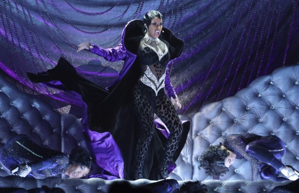 FOTOS: Los originales vestidos que lució Cardi B en los premios Grammy 2019