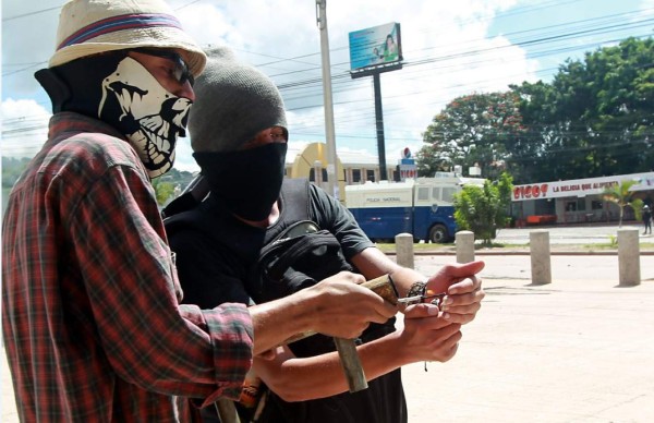 Chimbas, palos, piedras y hondas caseras en protesta frente a la UNAH