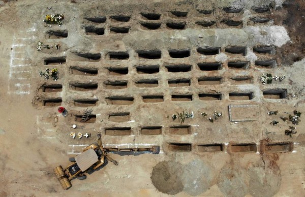 Imágenes aéreas de tumbas para víctimas de Covid-19 en Acapulco