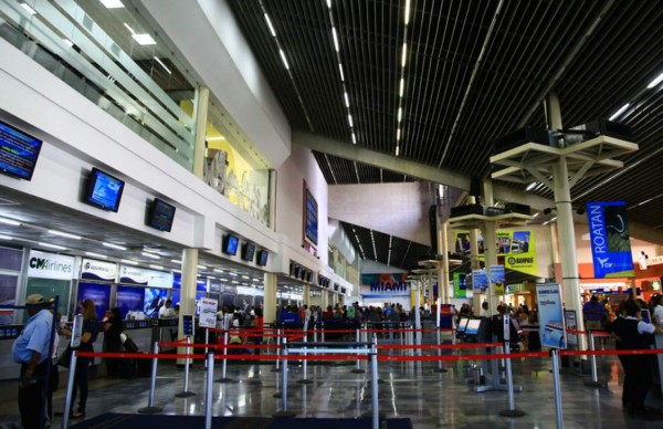 Tras bajarse del avión arrestan a hondureños en La Lima, Cortés