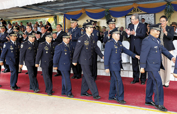 196 oficiales de policía reciben sus ascensos