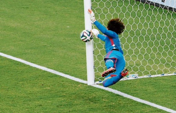 Memo Ochoa se viste de héroe ante Brasil