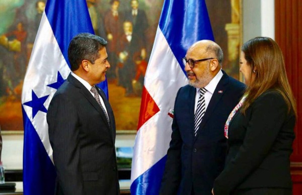 UN BRINDIS POR EL NUEVO DIPLOMáTICO