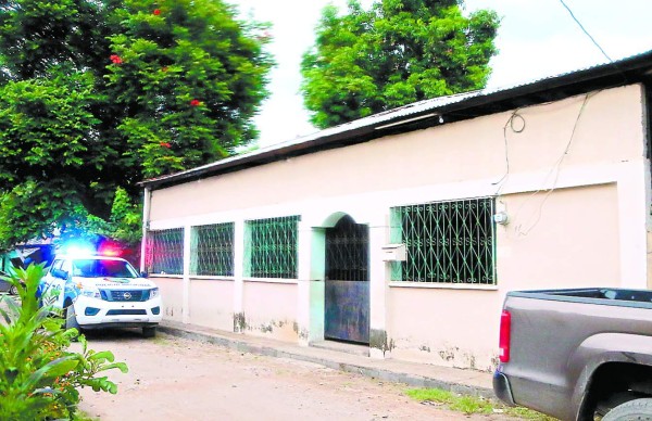 Armas, fatigas y botas militares hallan ocultas en iglesia de San Pedro Sula