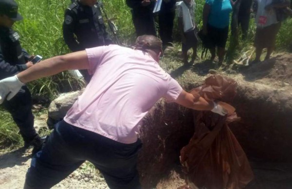 En potreros y panteones exhuman a víctimas de banda