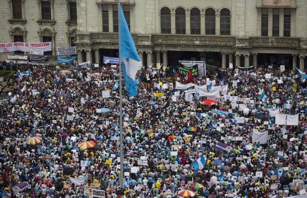 Nueva protesta masiva contra presidente en Guatemala