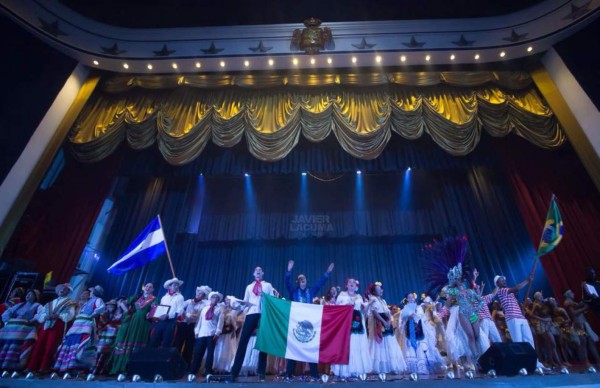 Oro Lenca realiza exitosa gira folclórica en México