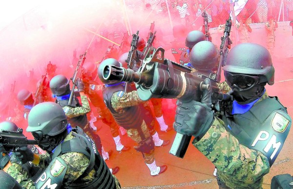 Espectacular demostración militar en fiestas cívicas