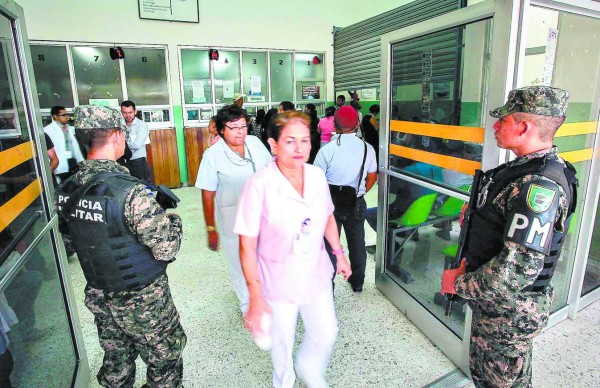 Militares revisan entradas y salidas de carros en hospitales