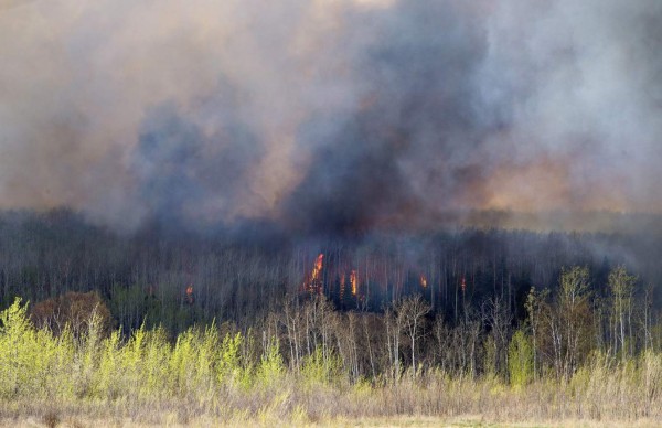 Desalojan tres comunidades más en Canadá por incendio