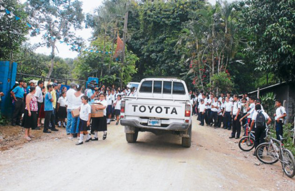 Confrontados padres y docentes en El Paraíso
