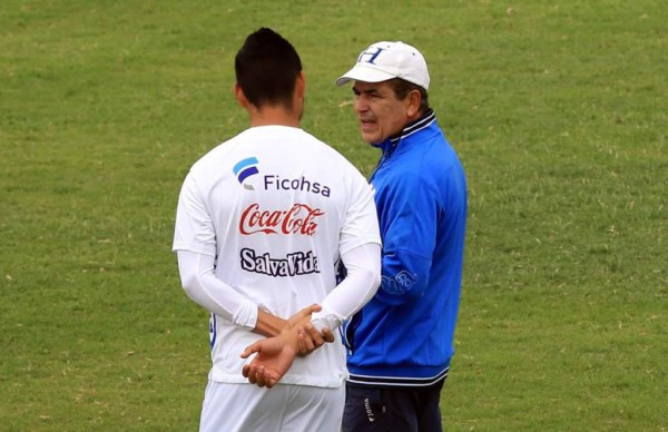 Lluvia de críticas a Roger Espinoza por no jugar con la Selección de Honduras