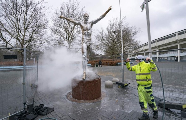 FOTOS: Destrozada y en el suelo, así quedó la estatua de Zlatan Ibrahimovic tras actos vandálicos
