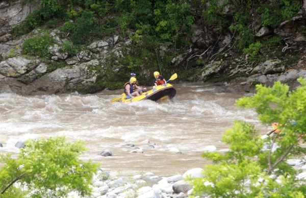 Adrenalina pura en el rafting del Río Cangrejal