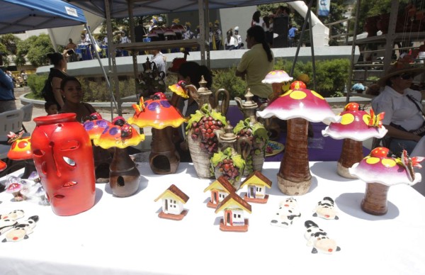 Promueven feria artesanal lenca en la plaza central