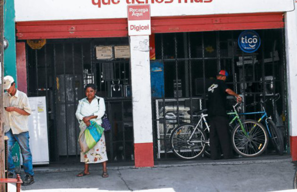 Capitalinos empeñan hasta vehículos en casas de préstamos