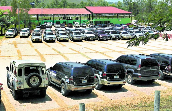 Funcionarios no quieren entregar carros de lujo