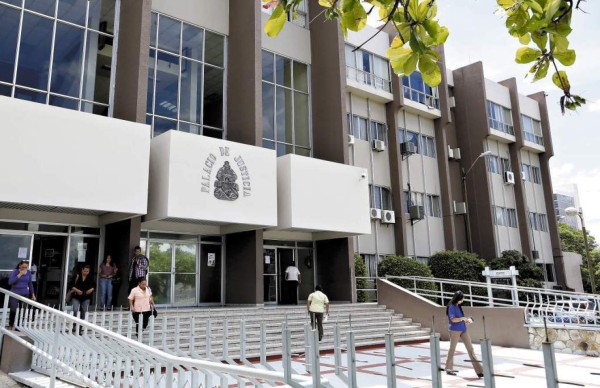 Socios de la ONG señalada en caso de Red de diputados se entregarán voluntariamente