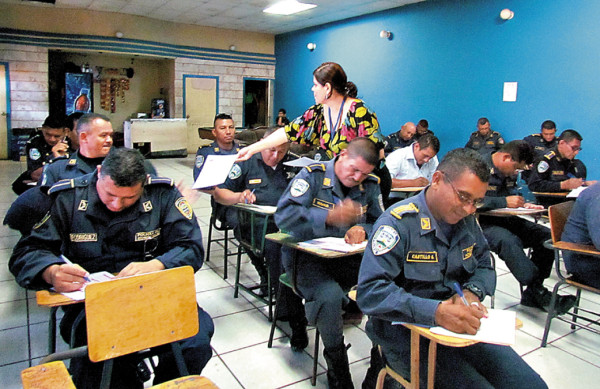 Evalúan a policías que están por ascender de rango