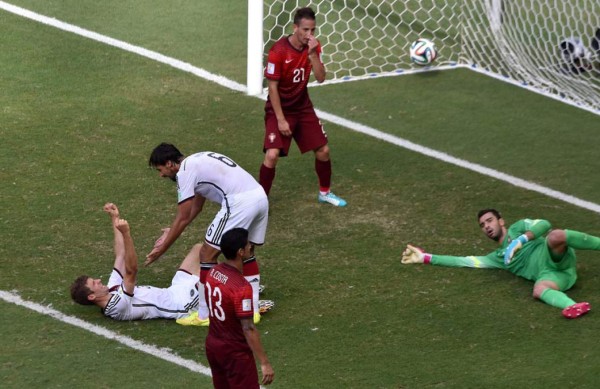 Thomas Müller desaira a Ronaldo en goleada de Alemania a Portugal