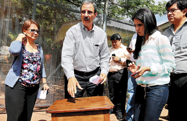 ¡Fuera empresas de maletín en Salud!