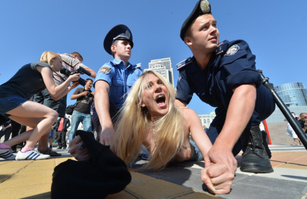 Mujeres protestan en 'top less' por presencia de Lukashenko