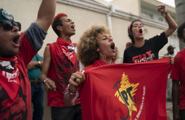 FOTOS: Ovacionado por sus partidarios salió Lula da Silva de la cárcel