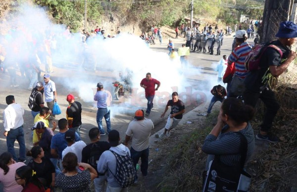 FOTOS: Momento en el que policías lanzan gas lacrimógeno a manifestantes de la aldea Yaguacire