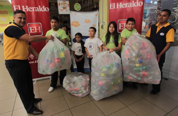 Paiz les da una ayudadita a escuelas amigables