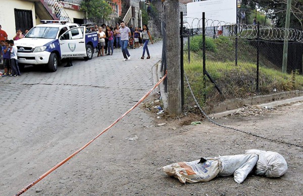 Hallan dos sacos con restos humanos
