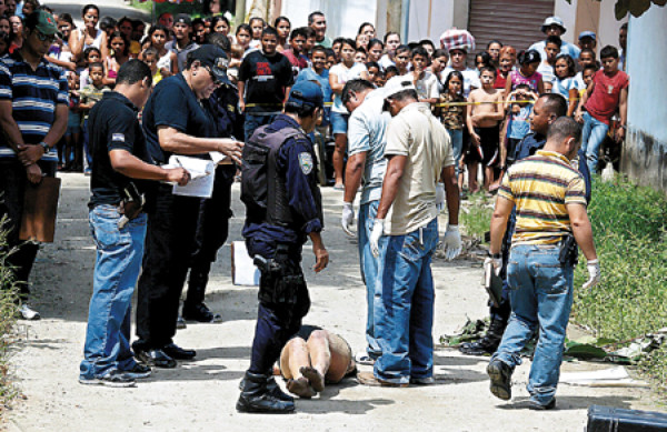 Asesinan a una mujer frente a iglesia