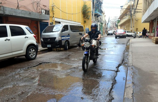 Se hunden las vías del centro histórico de Tegucigalpa, Honduras
