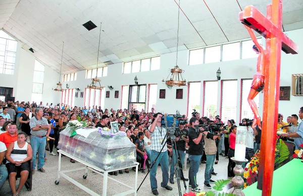 Con indignación y con 31 globos, Santa Rita despide a Herlyn Espinal