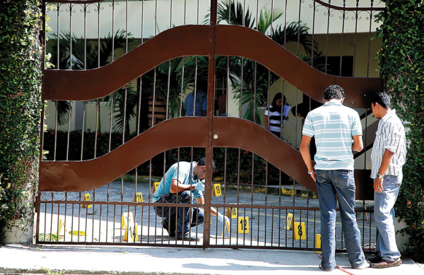 Acribillan a dueño de autolote y guardaespaldas