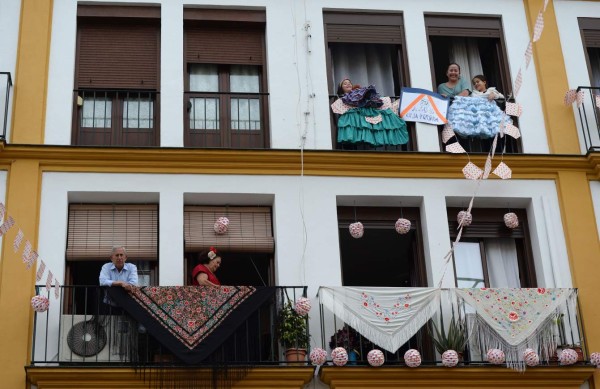 Desde balcones, hospitales y sus apretados espacios, españoles se aferran a la esperanza (FOTOS)