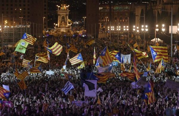 A dos días del referéndum catalán, militantes ocupan los centros de votación