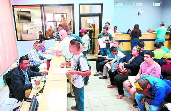 Autos sin placas y nuevos serán los primeros en usar calcomanía