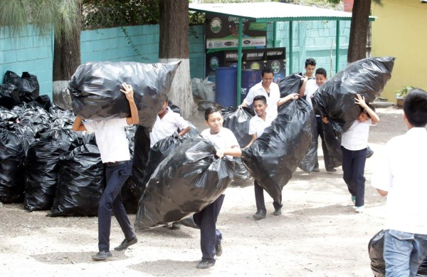 Una tonelada de botellas y latas reciclan alumnos de la Escuela Doctor Esteban Mendoza