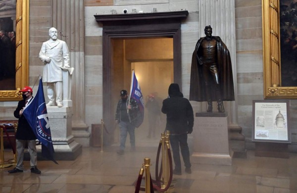 Invadieron escritorios y flamearon la bandera confederada: el caos en el Capitolio