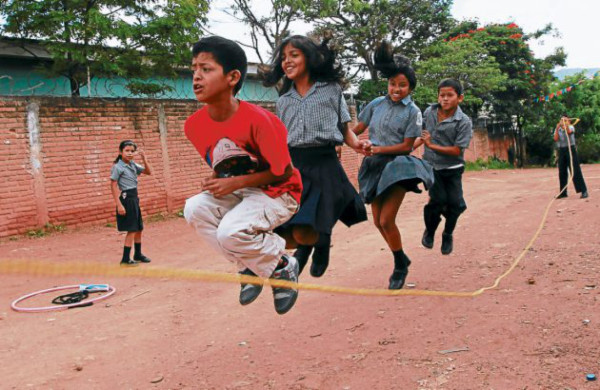 Niños de centros educativos demuestran su hondureñidad