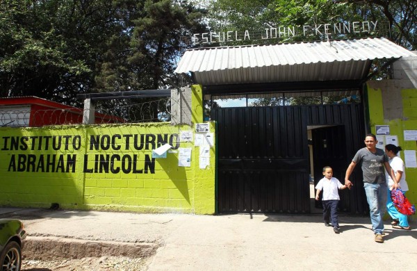 Presentan dos denuncias por fusión de centros