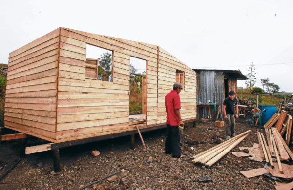 Sobrepasan meta de construir 201 viviendas en 2011