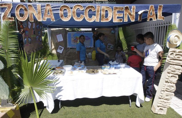 Alumnos exhiben en una feria la riqueza catracha