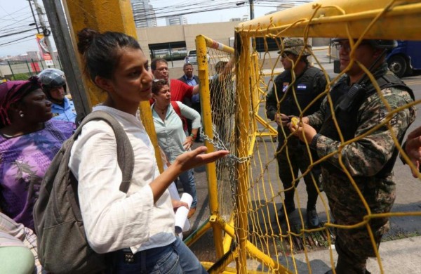 Segundo día de protestas del Copinh frente a casa de gobierno