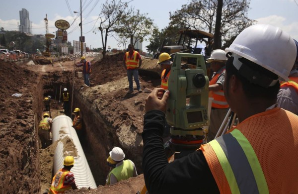 Anuncian cierre nocturno de cruce en el bulevar Juan Pablo II por obras