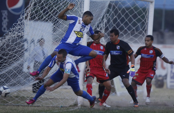 Deportes Savio da el primer golpe al Victoria