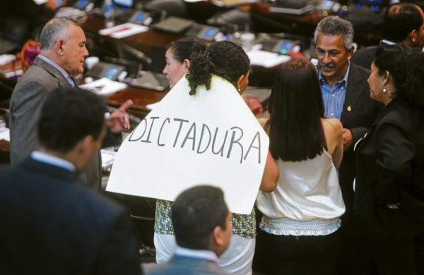 Suspenden sesión tras insultos de Libre