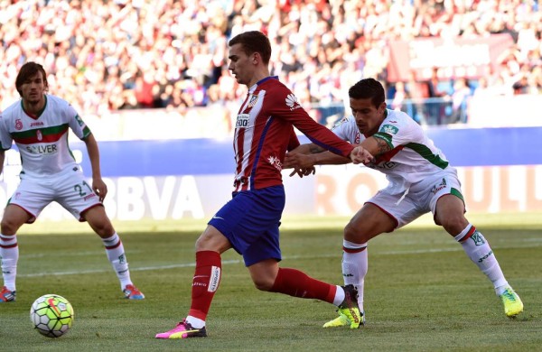 Atlético derrota a Granada por tres goles y empata en la clasificación con Barcelona